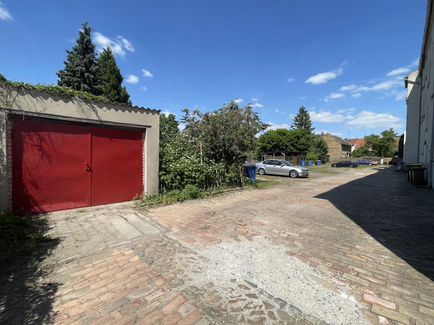 Lukratives Mehrfamilienhaus-Ensemble in Zerbst/Anhalt - Stellplatz, Garage